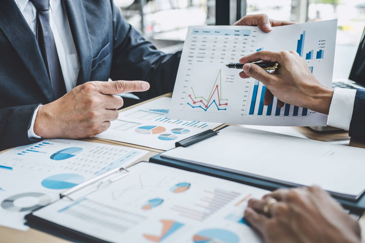 データを分析する人