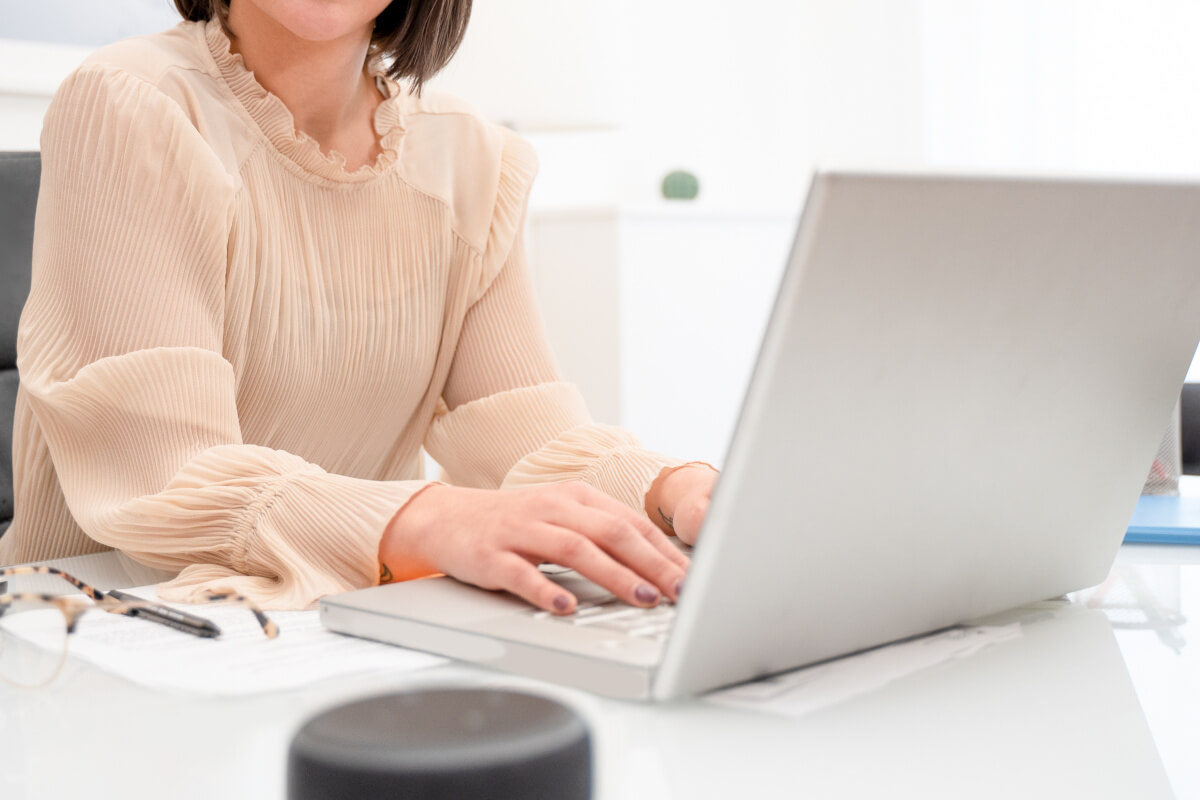 ウェブライターとして活躍する女性